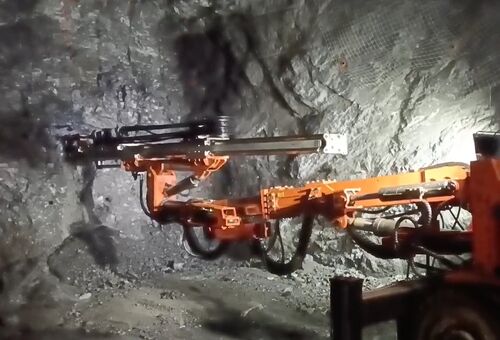 Performing rock drilling and excavation work in the tunnel